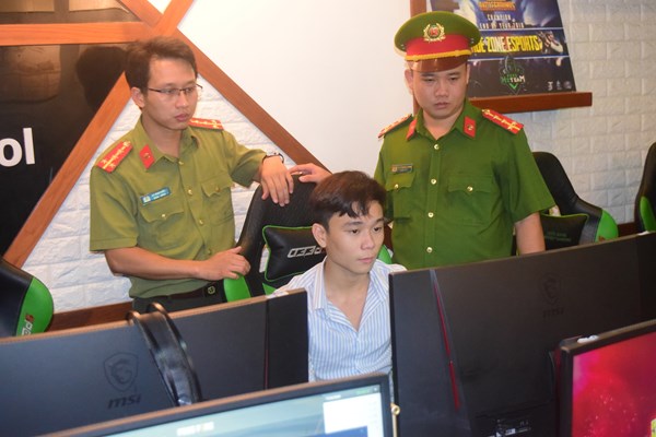 Bắt giữ 3 đối tượng sử dụng công nghệ cao lừa đảo chiếm đoạt 46 tỉ đồng - Anh 1