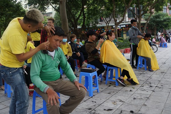 Cắt tóc miễn phí tại vỉa hè Hà Nội - Anh 1