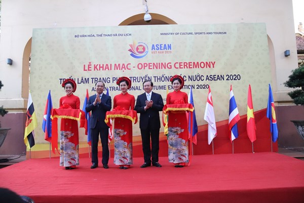 Chiêm ngưỡng trang phục đẹp nhất của 10 quốc gia ASEAN - Anh 1