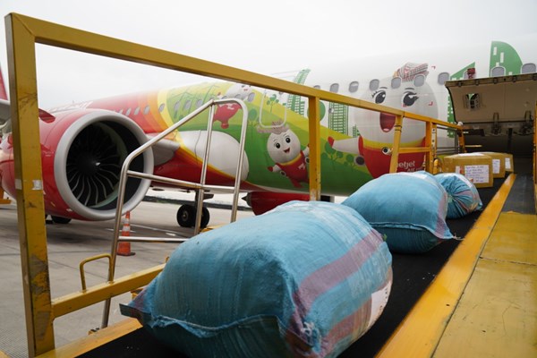 Chung tay hướng về miền Trung, cùng Vietjet góp 10.000 đồng ủng hộ mỗi vé bay - Anh 1