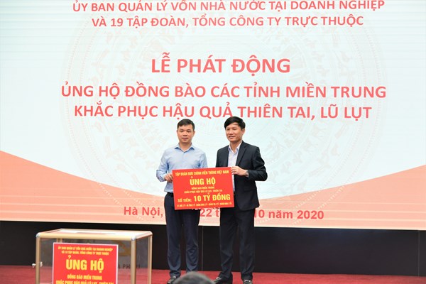 VNPT ủng hộ 10 tỉ đồng hỗ trợ 5 tỉnh miền Trung khắc phục hậu quả bão lụt - Anh 1