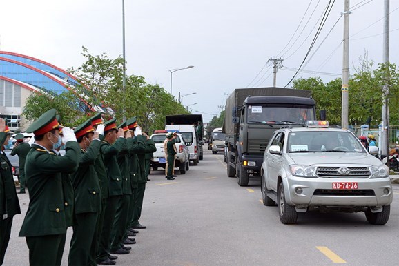 Tiễn đưa 22 liệt sĩ Đoàn Kinh tế - Quốc phòng 337 - Anh 1
