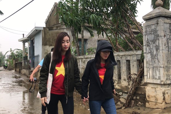 Hoa hậu Tiểu Vy, Đỗ Mỹ Linh, Lương Thuỳ Linh đến với đồng bào miền Trung - Anh 1