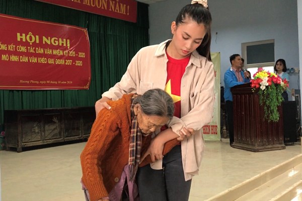 Hoa hậu Tiểu Vy, Đỗ Mỹ Linh, Lương Thuỳ Linh đến với đồng bào miền Trung - Anh 3