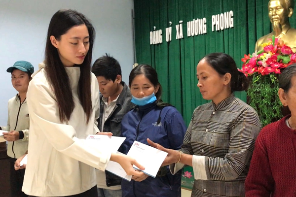 Hoa hậu Tiểu Vy, Đỗ Mỹ Linh, Lương Thuỳ Linh đến với đồng bào miền Trung - Anh 4