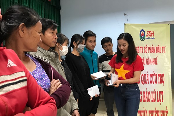 Hoa hậu Tiểu Vy, Đỗ Mỹ Linh, Lương Thuỳ Linh đến với đồng bào miền Trung - Anh 5
