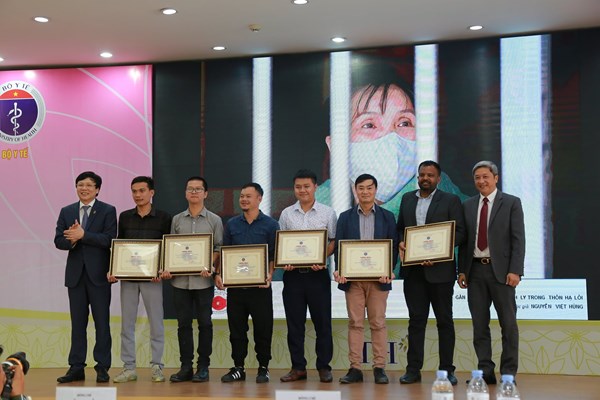 Trao giải cuộc thi ảnh, phát thanh, truyền hình về phòng, chống dịch Covid-19 - Anh 1