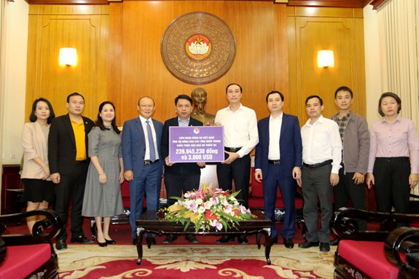 HLV Park Hang-seo mong người dân miền Trung sớm vượt qua thiên tai - Anh 2