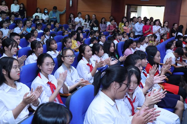 Hơn 1 triệu học sinh, sinh viên tham gia cuộc thi Đại sứ Văn hoá đọc 2020 - Anh 5