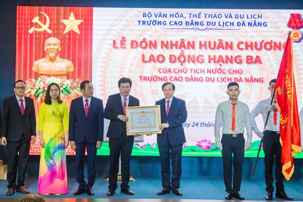 Trường Cao đẳng Du lịch Đà Nẵng đón nhận Huân chương Lao động hạng Ba - Anh 1