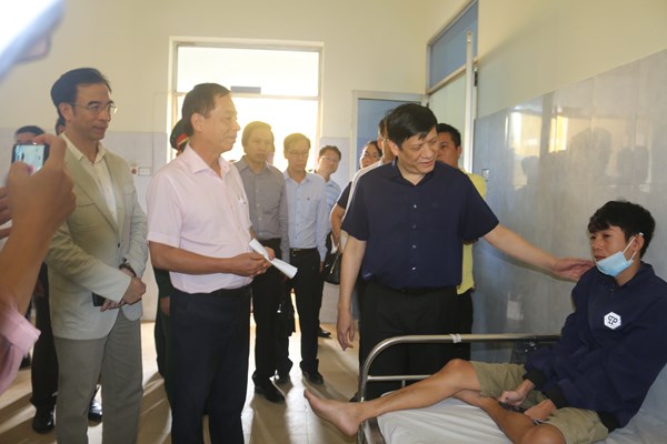 Khám chữa bệnh không bị gián đoạn trong và sau mưa lũ - Anh 1