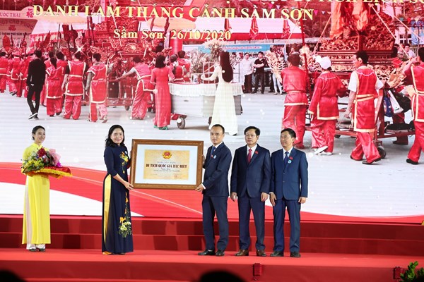 Sầm Sơn đón nhận Bằng xếp hạng Di tích quốc gia đặc biệt - Anh 1