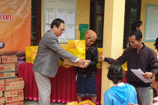 300 suất quà được Hiệp hội Văn hoá Ẩm thực Việt Nam trao đến tay người dân vùng lũ - Anh 4