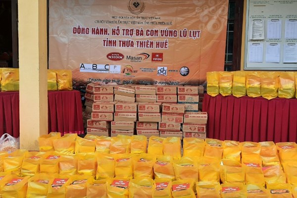 300 suất quà được Hiệp hội Văn hoá Ẩm thực Việt Nam trao đến tay người dân vùng lũ - Anh 2