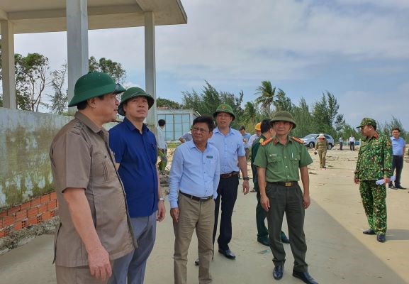 Quảng Nam: Khẩn trương chằng chống nhà cửa, sơ tán dân, triển khai các phương án ứng phó bão số 9 - Anh 5