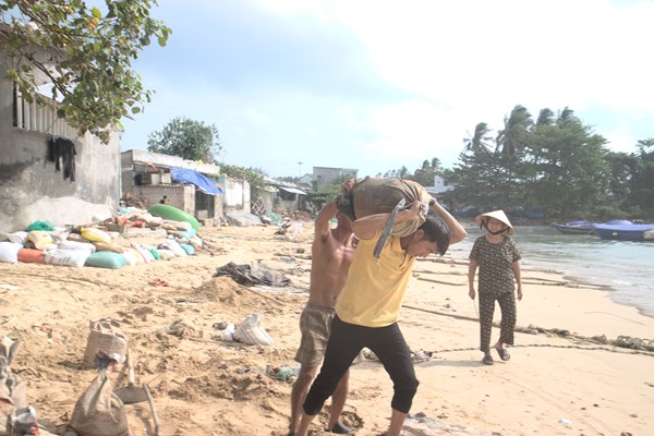 Người dân ven biển Quảng Ngãi “gồng mình” chống bão số 9 - Anh 3