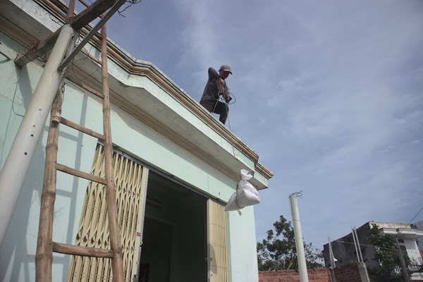 Người dân ven biển Quảng Ngãi “gồng mình” chống bão số 9 - Anh 5
