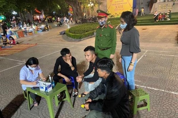 Hà Nội: Bắt buộc đeo khẩu trang trên phương tiện giao thông công cộng và siêu thị, trung tâm thương mại - Anh 1