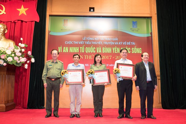 Trao giải cuộc thi sáng tác tiểu thuyết, truyện và ký “Vì an ninh Tổ quốc và bình yên cuộc sống