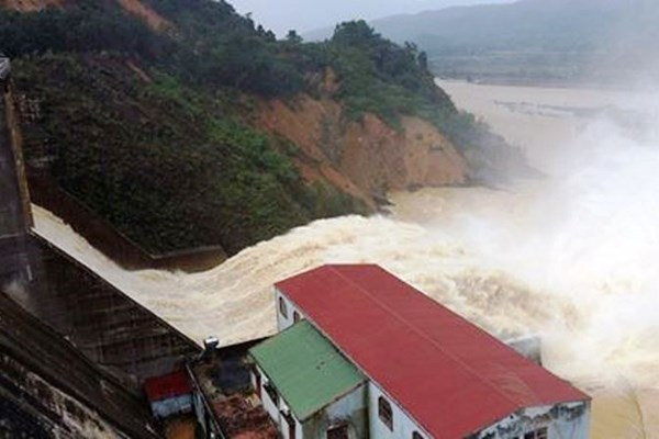 Mưa lớn, thủy điện, hồ chứa nước ở Hà Tĩnh đồng loạt xả lũ - Anh 2