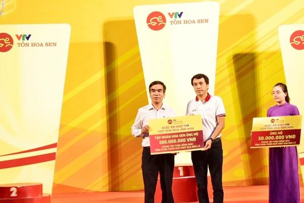 BTC Giải xe đạp quốc tế VTV 2020 hỗ trợ gia đình 13 liệt sĩ hy sinh ở Rào Trăng 3 - Anh 1
