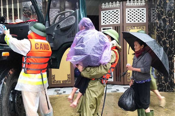 Những người đi “xuyên” tâm lũ… - Anh 3