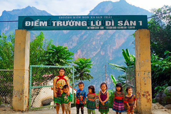 Lớp học chon von trên vách đá - Anh 1