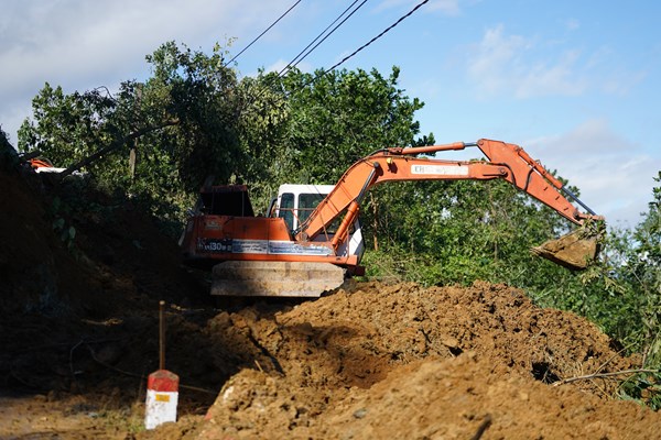 Quảng Nam: Khẩn trương triển khai cứu hộ, tìm kiếm nạn nhân bị vùi lấp do các vụ sạt lở đất - Anh 4
