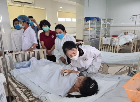 Hỗ trợ khẩn cấp phụ nữ và trẻ em gái vùng lũ - Anh 1