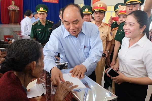Thủ tướng yêu cầu Quân khu 5 nhận nuôi các cháu mồ côi vụ sạt lở ở Trà Leng - Anh 3