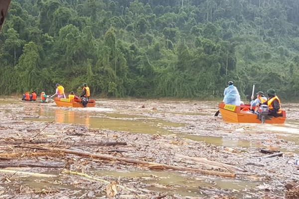 Quảng Nam tạo điều kiện thuận lợi cho các tổ chức, cá nhân đến cứu trợ người dân - Anh 1
