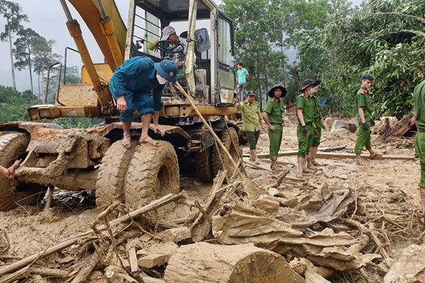 Tìm thấy thi thể nạn nhân thứ 9 trong vụ sạt lở Trà Leng - Anh 1