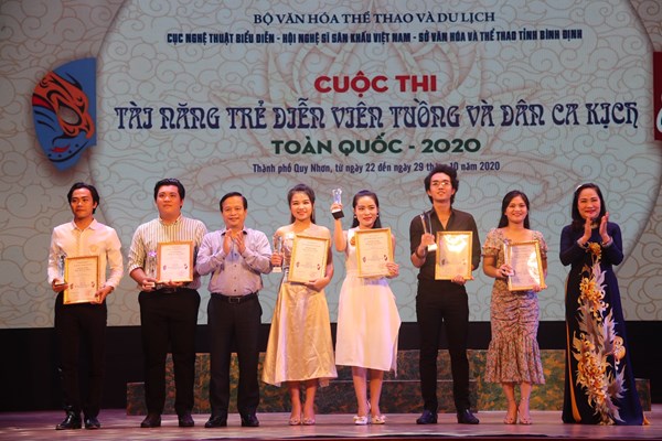 Đâu là bệ phóng cho tài năng trẻ? - Anh 1
