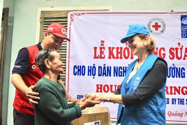 Hỗ trợ đồ dùng và sửa nhà cho người dân bị ảnh hưởng bởi bão lụt - Anh 1