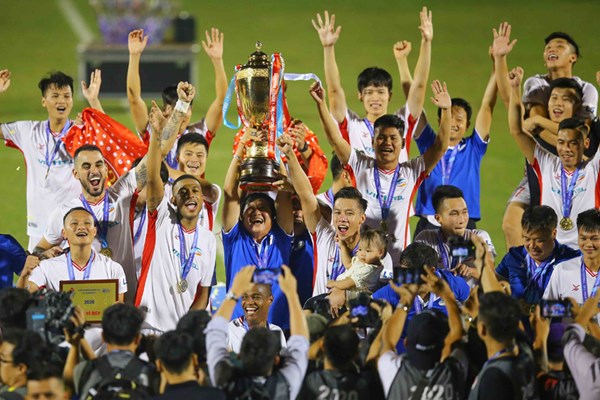 Cú hích cho bóng đá Việt - Anh 1