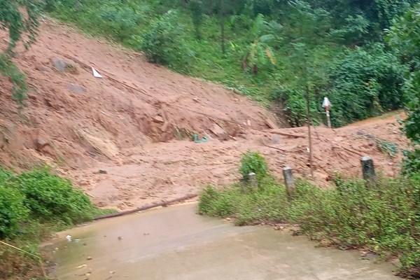 Quảng Ngãi: Dỡ rào chắn đi qua khu vực nguy hiểm, hai người suýt bị sạt lở núi vùi lấp - Anh 1