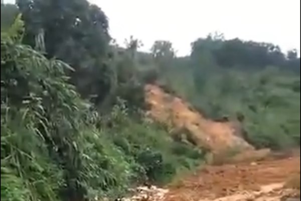 Quảng Nam: Sạt lở tại Bắc Trà My, 6 người thoát chết, 1 người nghi mất tích - Anh 1