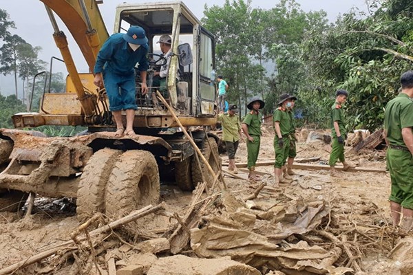 Quảng Nam khảo sát dựng nhà tạm cho dân ở các ngôi làng bị sạt lở núi - Anh 1