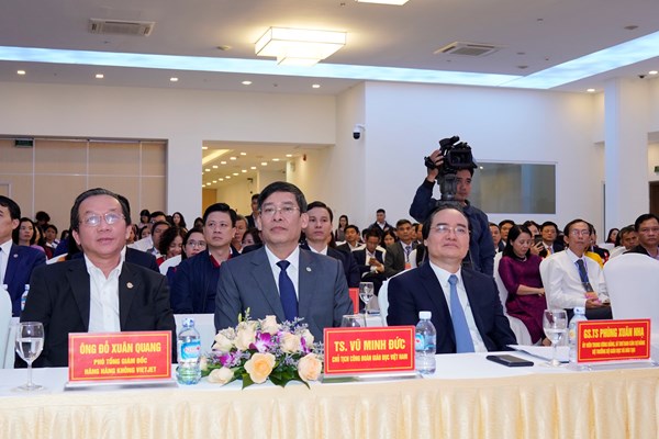 Vietjet tặng quà bay khắp Việt Nam, tri ân giáo viên tiêu biểu 2020 - Anh 3