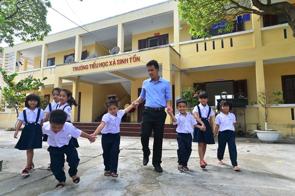 Lần đầu đến với “lớp học đặc biệt” bên bờ sóng - Anh 2