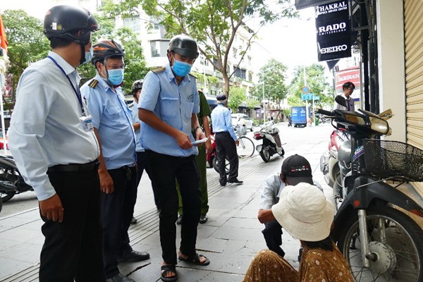 Người dân ngỡ ngàng với mức phạt 3 triệu nếu không đeo khẩu trang... - Anh 1