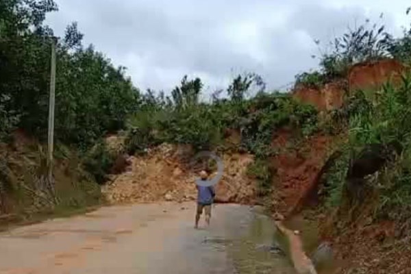Lại sạt lở núi ở huyện Nam Trà My, quốc lộ 40B bị chia cắt - Anh 1
