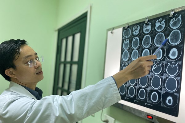 Người đàn ông bị mất bàn tay vì nổ bình ga mini khi đang nấu ăn - Anh 1