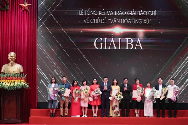 Trao giải thưởng báo chí về Văn hóa ứng xử - Anh 7