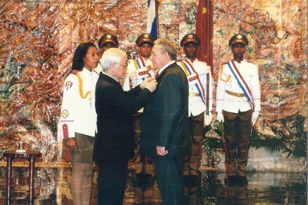 Trien lam “Cuba trong trai tim nhan dan Viet Nam” - Anh 1