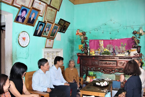 Công đoàn Khối Cơ quan tham mưu, quản lý nhà nước (Bộ VHTTDL): Thăm và tặng quà người có công với cách mạng, gia đình chính sách - Anh 1