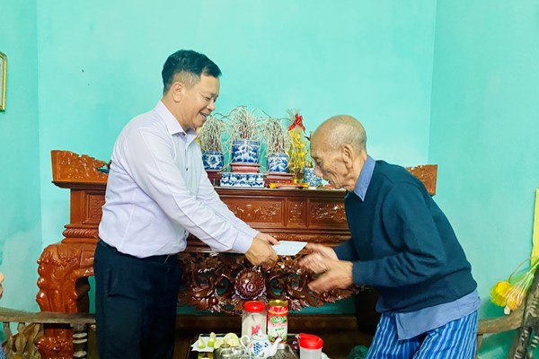 Công đoàn Khối Cơ quan tham mưu, quản lý nhà nước (Bộ VHTTDL): Thăm và tặng quà người có công với cách mạng, gia đình chính sách - Anh 4