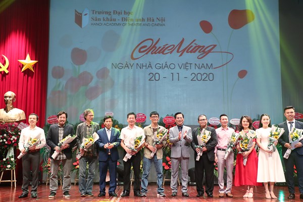 Lãnh đạo Bộ VHTTDL thăm, chúc mừng Ngày Nhà giáo Việt Nam - Anh 3