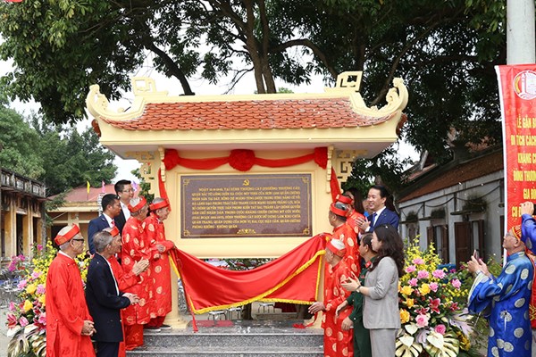 Hà Nội: Lễ gắn biển di tích cách mạng kháng chiến đình Thượng Cát - Anh 2