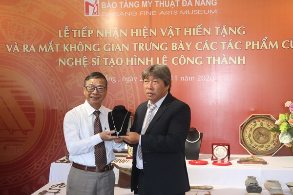 Bảo tàng Mỹ thuật Đà Nẵng được hiến tặng nhiều hiện vật kim hoàn cổ - Anh 1